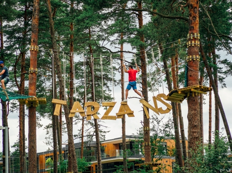 Dzintaru mežaparkā atklāts piedzīvojumu parks "Jūrmalas Tarzāns"