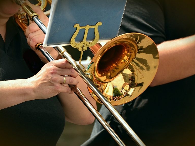 Noteiks atvieglojumus ar orķestru un solistu darbību saistītu mūzikas instrumentu pagaidu izvešanai no Latvijas

