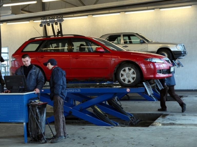 Gulbenes CSDD Tehniskās apskates naktī pārbaudīti 106 auto

