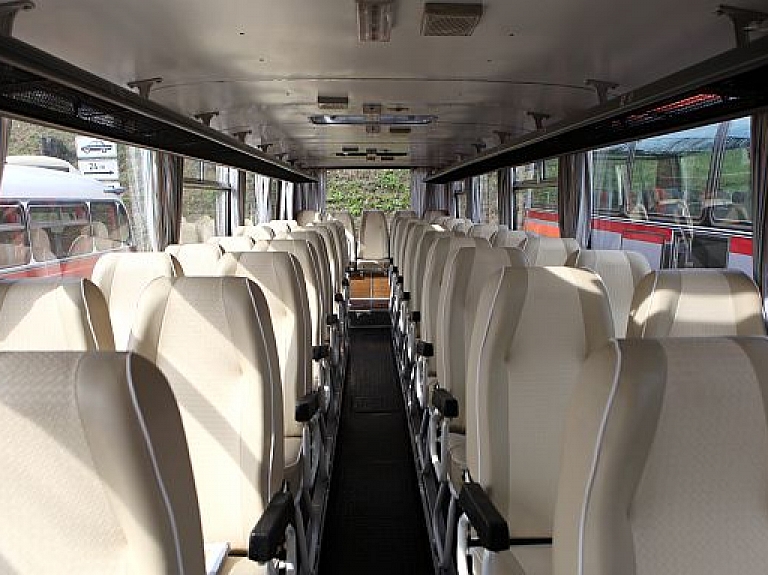 Bauskas novada dome pirks 9900 eiro vērtu autobusu Vecsaules pamatskolai

