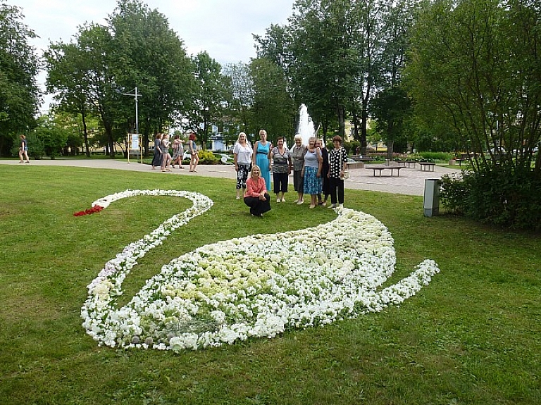 Gulbenē no vairāk nekā diviem tūkstošiem ziedu tapis gulbis