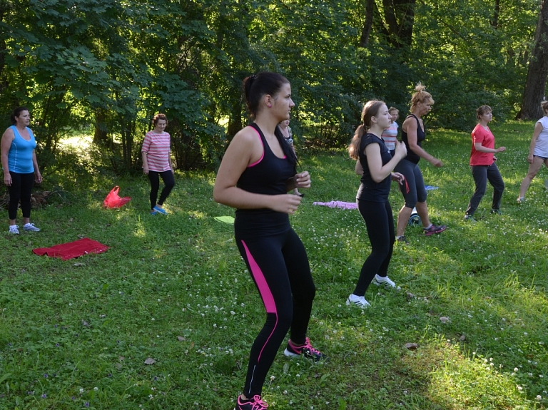 Jēkabpils iedzīvotāji vasarā tiek gaidīti uz vingrošanu brīvā dabā

