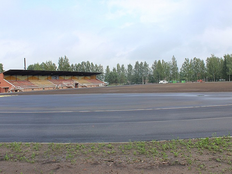 Turpinās skrejceļa pārbūve Gulbenes stadionā

