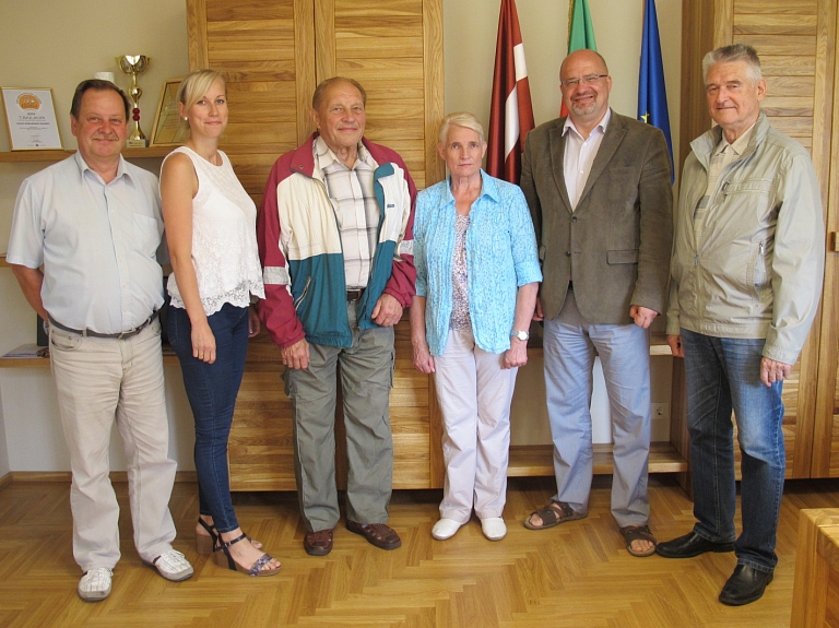 Vizītē Valkā ierodas Latvijas Sporta veterānu - senioru savienības pārstāvji

