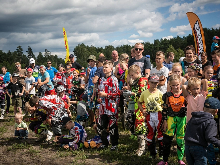 81 dalībnieks, Eiropas čempions un jauna blakusvāģa ekipāža – Mini motokrosa 3.posms

