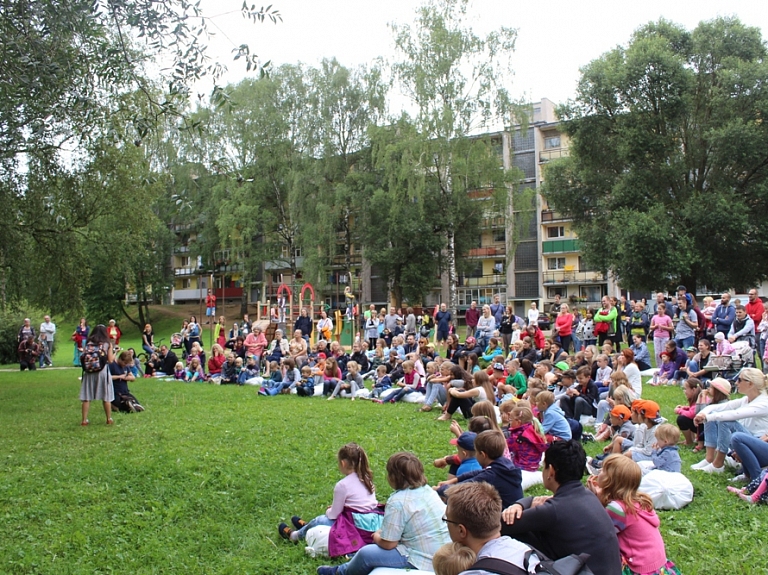 Foto: Valmieras vasaras teātra festivāla izrāde daudzdzīvokļu namu pagalmā