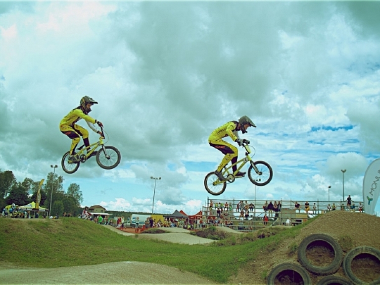 Mārupē BMX sacensībās uzvar Līva Lizete Glāzere un Patriks Krauklis 

