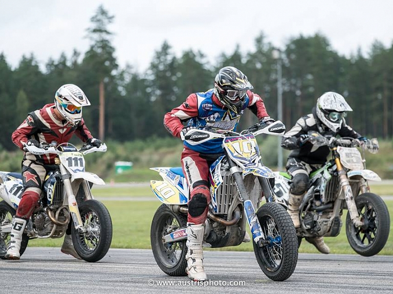 Supermoto sacīkstēs Ropažu novadā startē sportisti no 7 valstīm

