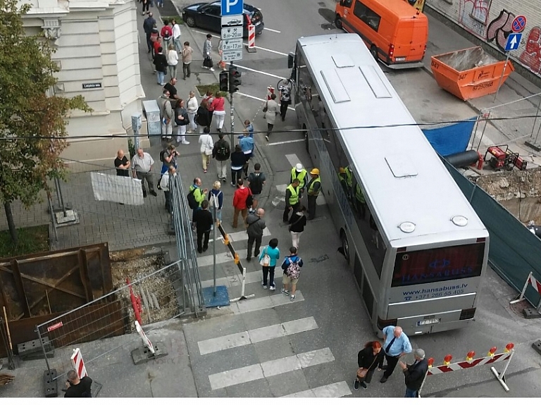 Rīgā, siltumtīkla sedzošajā plātnē, ielūzis tūristu autobuss