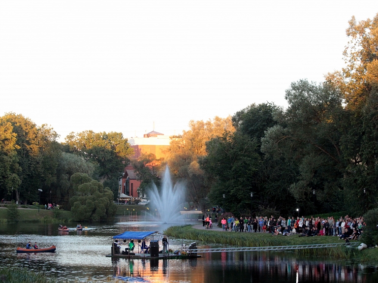 Valmieras 733.jubilejas svinības ieskandina romantisks atpūtas vakars pie Dzirnavu ezeriņa