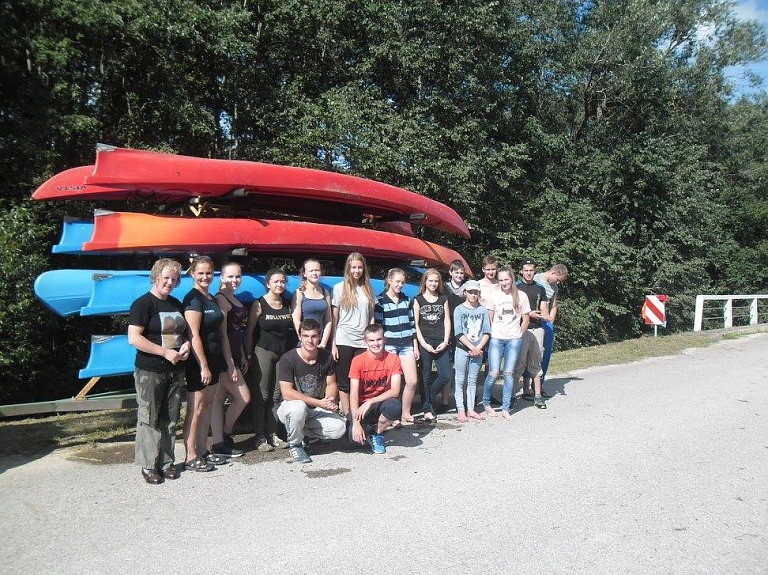 Bērziņu un Šķaunes jauniešu ceļojums ar laivām pa Sarjankas upi

