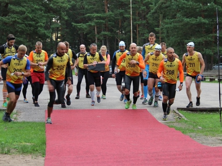 Salacgrīvā noslēgušās swimrun sacensības "Amber race"