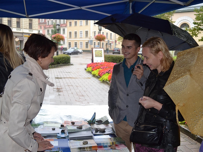 Ar sirsnības sajūtu daudzu rīdzinieku sirdīs noslēgusies Latgales diena Rīgā

