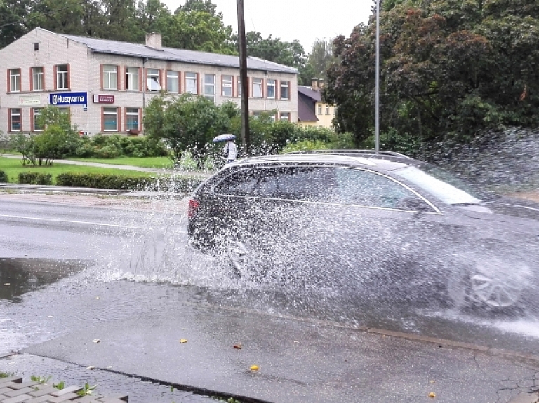 Carnikavas centrā sāk pārbūvēt ietves

