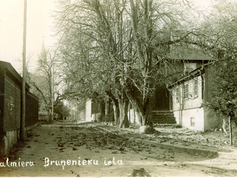 Valmieras muzejā atklās izstādi par Bruņinieku ielas vēsturi

