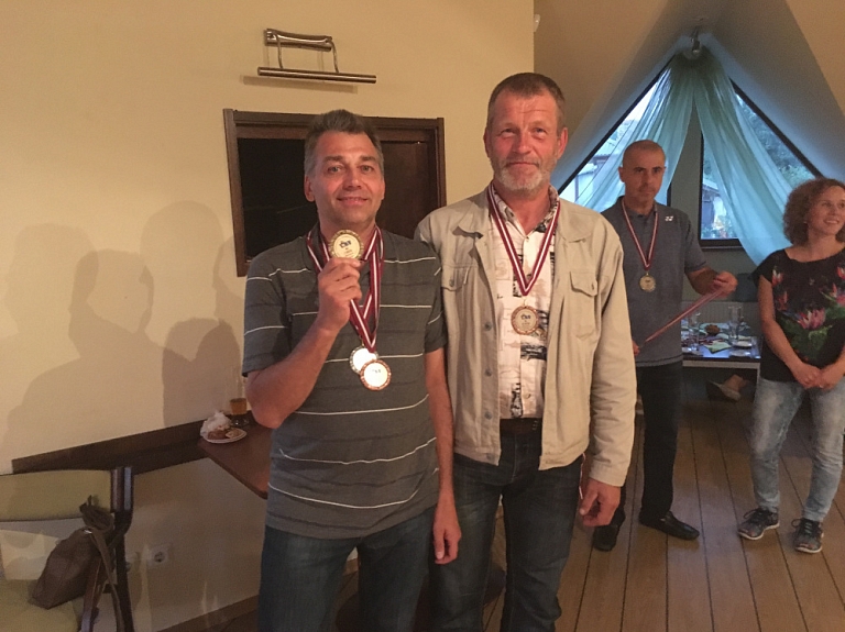 Jelgavas sportisti ar medaļām atgriezušies no Latvijas čempionāta badmintonā
