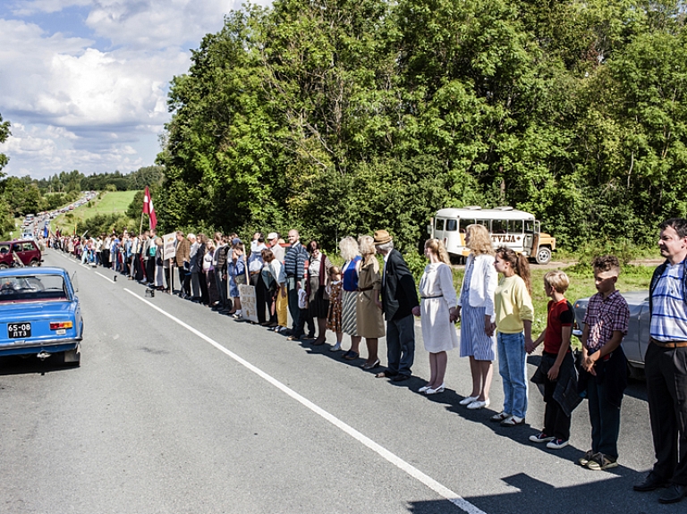 "Baltijas ceļa" rekonstrukcijā Cēsu apkaimē piedalījušies vairāk nekā 700 dalībnieku