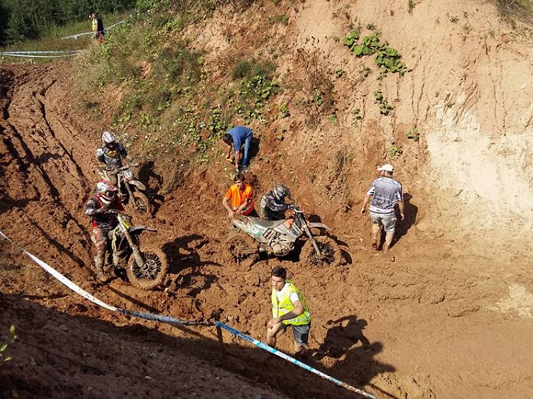 Enduro svētki Zantē atklāti ar kuplu dalībnieku skaitu un dubļainu izaicinājumu

