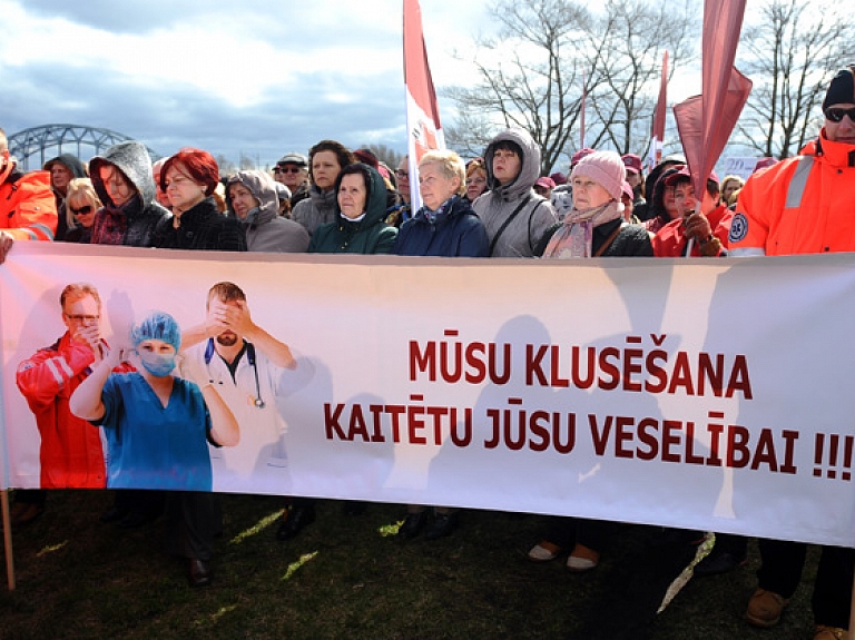 Aptauja: Arvien vairāk cilvēku netic, ka ar dalību protestos var ietekmēt valdības lēmumus

