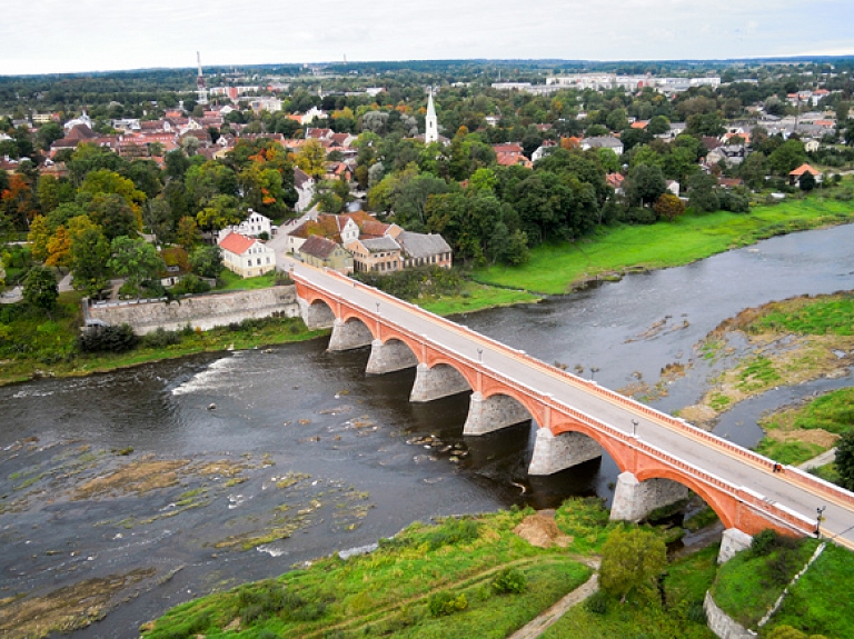 Paraksta līgumu par "Kuldīgas vecpilsētasVentas senlejā" virzīšanu UNESCO Pasaules mantojuma sarakstam