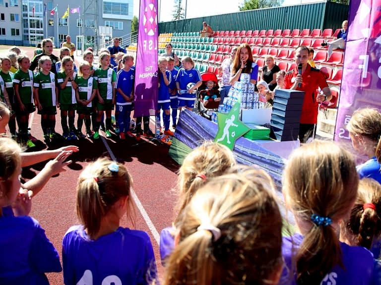 Jaunākās meiteņu futbola čempionāta dalībnieces Olainē noslēgušas sezonu

