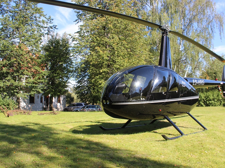 Foto un video: Igauņu viesi Valmieru izvēlas apmeklēt ar helikopteru

