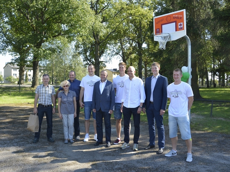 Valmierā uzstādīts brīvdabas basketbola grozs ikvienam šī komadas sporta cienītājam