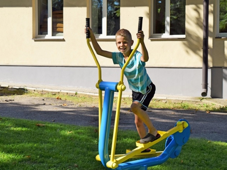 Cēsīs atklāti pieci jauni āra trenažieri

