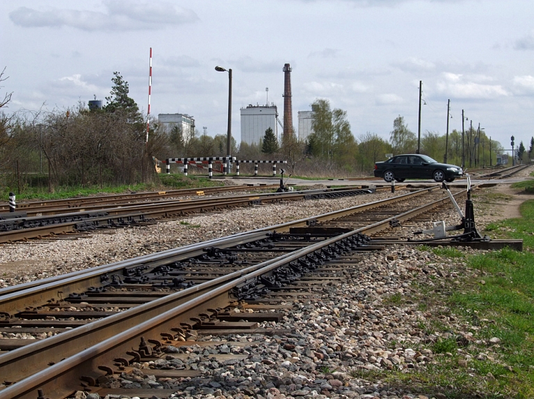 Rēzeknes novadā vilciens spiests strauji bremzēt uz sliedēm atstātas automašīnas dēļ

