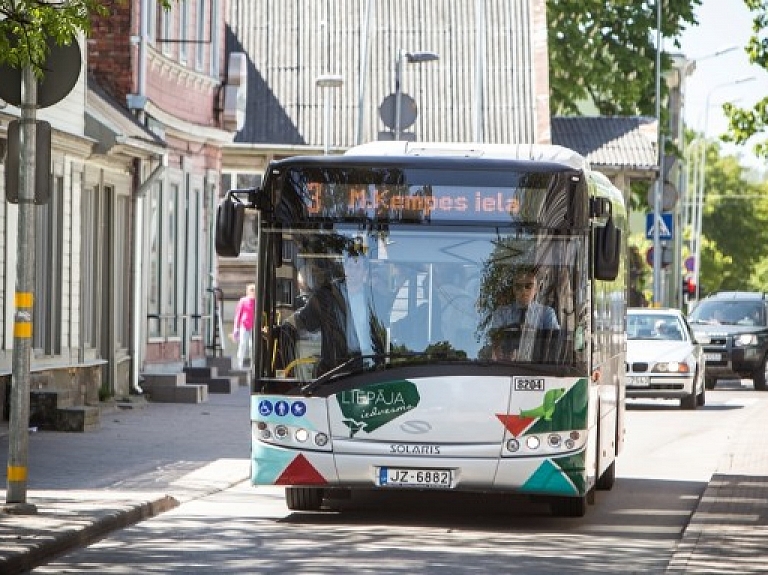 Zinību dienā skolēniem braucieni Liepājas sabiedriskajā transportā būs bez maksas

