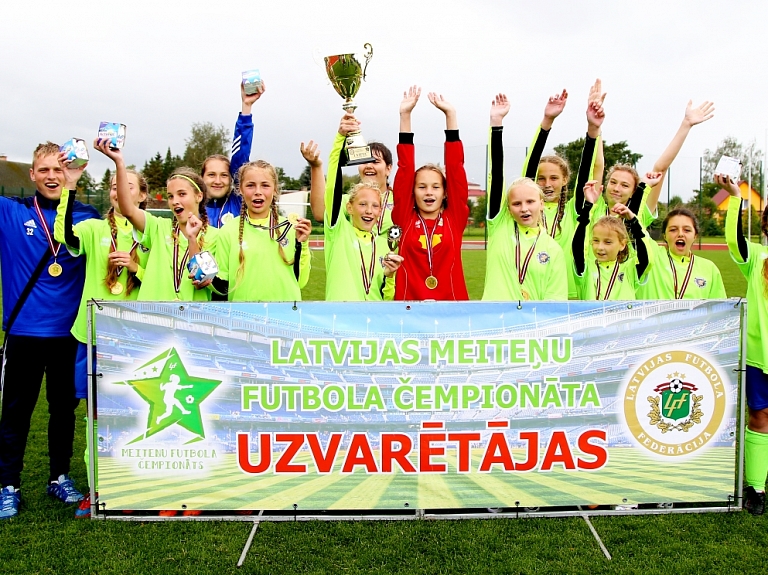 Rēzeknes BJSS futbolistes kļūst par Latvijas meiteņu čempionāta vecākās grupas uzvarētājām