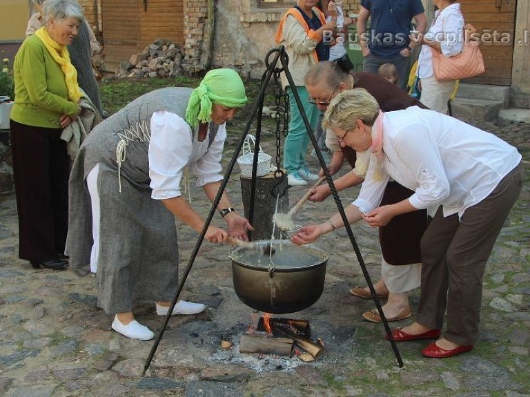 Bauskas vecpilsēta aicina uz VI Pagalmu svētkiem un IV Putras godēšanu  

