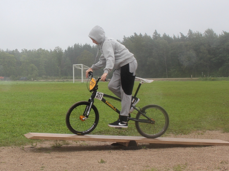 Ēveles muižas parkā izveidoti jauni galdi, "Avotos" -  veloskola 