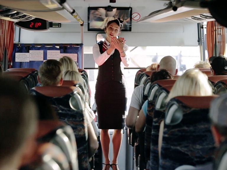 CSDD slēptās kameras eksperiments: kā panākt, lai autobusu pasažieri piesprādzējas

