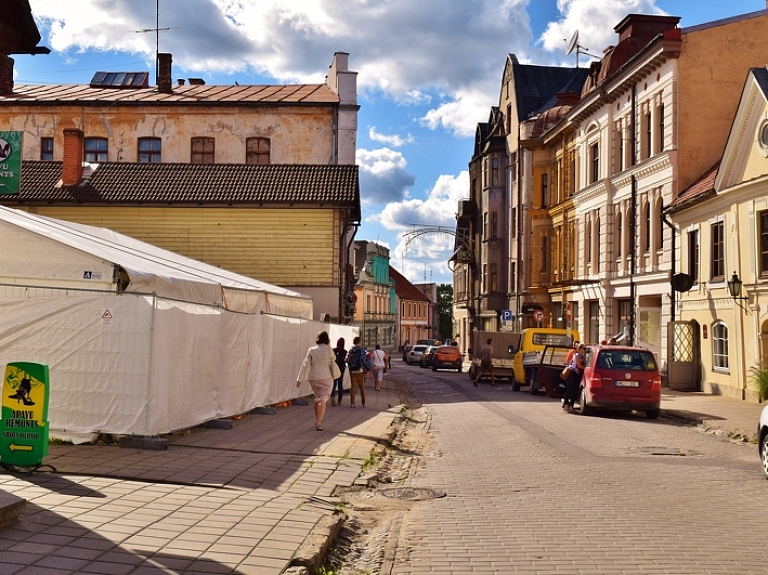 Rīgas ielā ierobežota satiksme ēkas būvdarbu dēļ