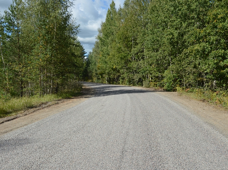 Atjauno autoceļa seguma posmu Katvaru pagasta Priedēs

