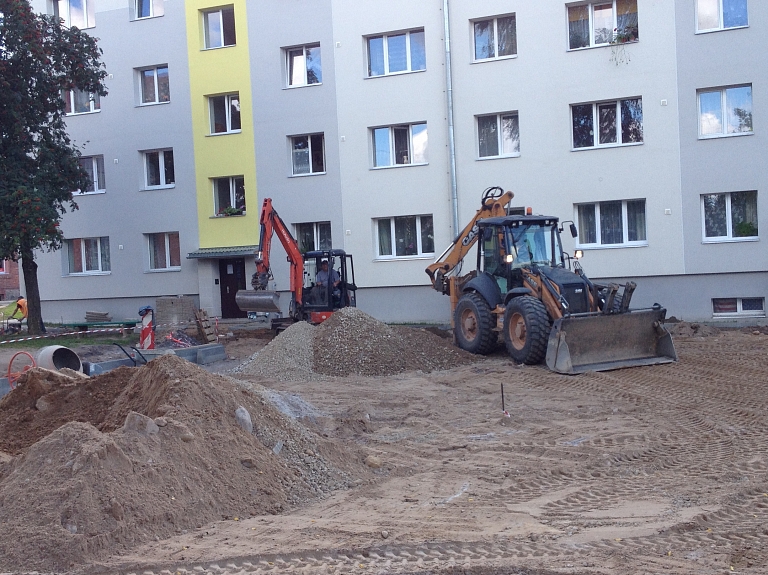 Valmierā arvien vairāk labiekārtotu daudzdzīvokļu namu pagalmu un energoefektīvu ēku 