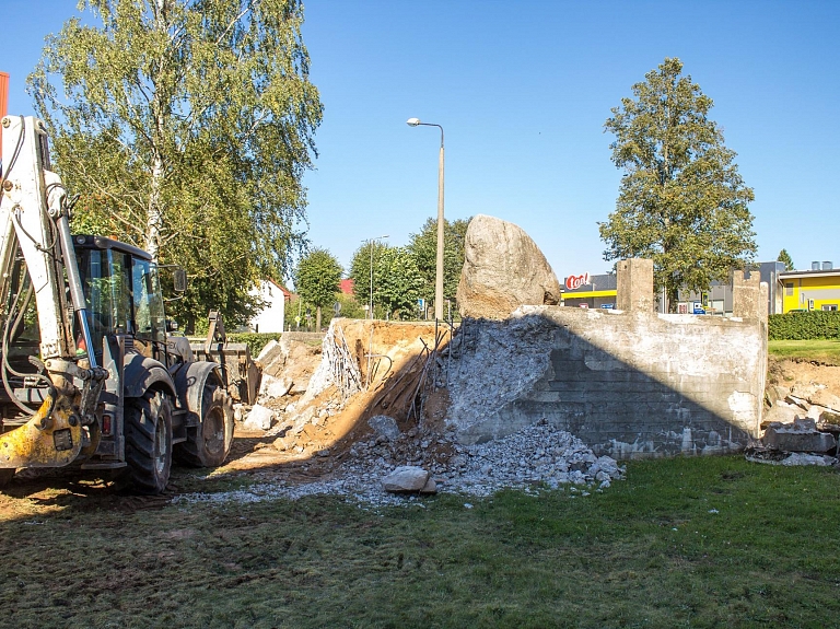 Limbažos notiks mītiņš, lai izteiktu atbalstu saistībā ar pieminekļa padomju jūrniekiem likvidēšanu

