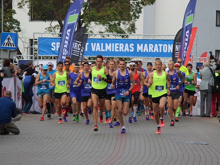 "Valmieras maratons" iedibina vēl nebijušu tradīciju Latvijas skriešanas sacensību vēsturē