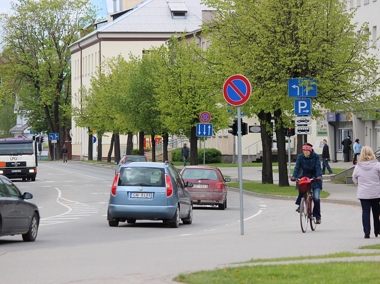 Aptauja: Vairums iedzīvotāju uzskata, ka Latvijā godīgā ceļā nevar kļūt bagāts

