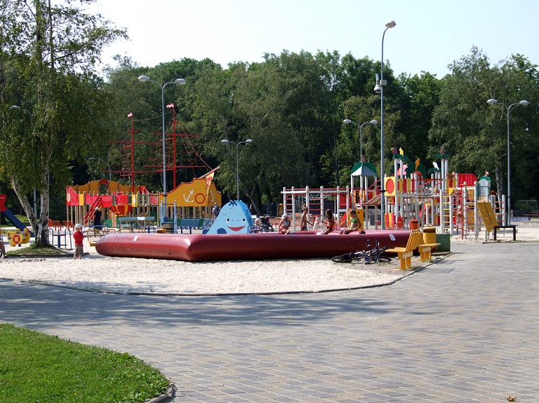 Liepājas Jūrmalas parkā atjauno bērnu rotaļu laukumu

