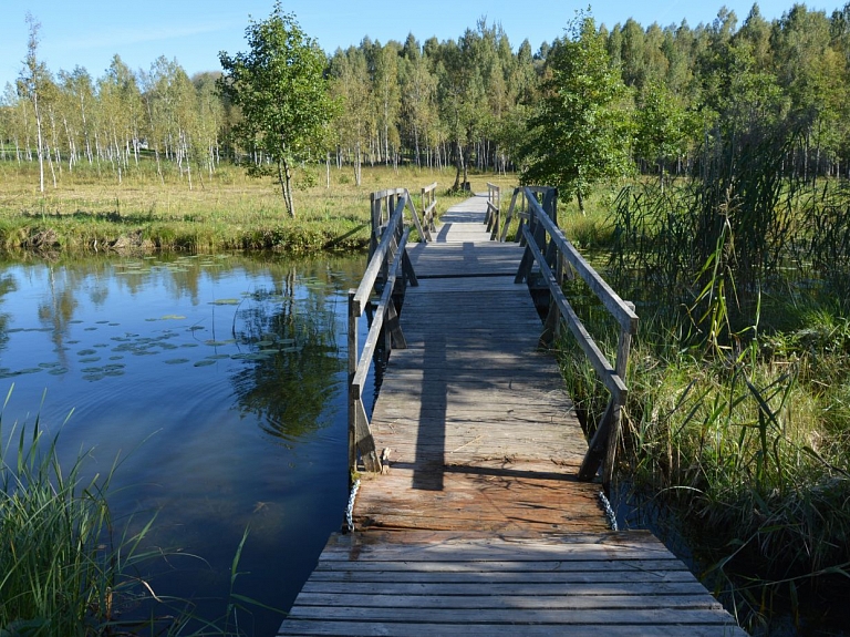 Pārbūvēs tiltu uz Lielezera dabas takas pār Donaviņas upi