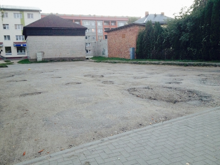 Pilsētas centrā aiz Valmieras Kultūras centra uzsāks automašīnu stāvlaukuma izbūvi