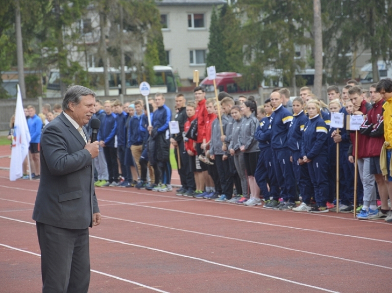 Valmierā atklāta Latvijas profesionālo skolu sporta sacensību 27.sezona

