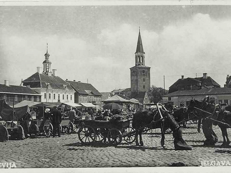 Ekskursijā izzinās Annas Brigaderes bērnības gaitas Jelgavā

