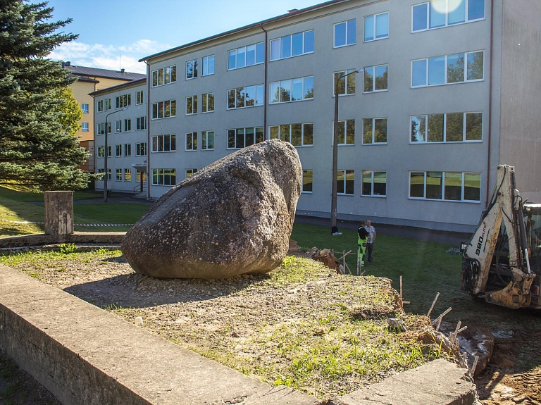 Krievijas vēstniecība: Mūsu pozīcija par pieminekli padomju jūrniekiem Limbažos paliek nemainīga

