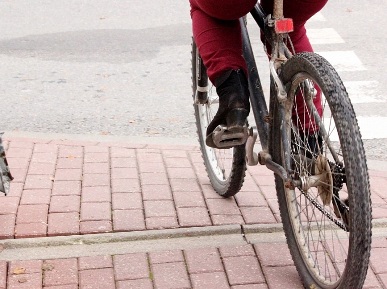 Pie Viestura laukuma ierīko gājēju un velosipēdistu ceļu