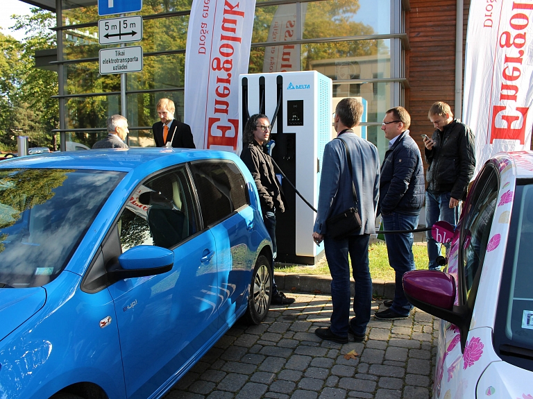 "Elektrum" Energoefektivitātes centrā Jūrmalā pieejama ātrā elektromobiļu uzlādes stacija

