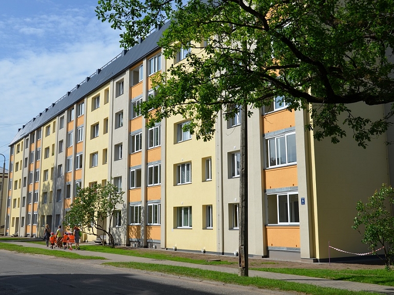 Valmierā paaugstinās nekustamā īpašuma nodokli mājokļiem, kuros nebūs deklarētas personas

