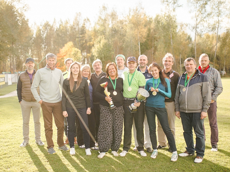Devīto "Avotu" kausu golfā izcīna Uģis Audriņš un Linda Lapa

